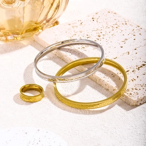 Moderne 18K Vergoldeter Titanstahl Armreif Und Ring Mit Fischschuppentextur Geprägtem Muster Perlenkante Mode Schmuck
