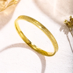 Eleganter 18k vergoldeter Edelstahl-Armreif mit Fischschuppen-Textur und Perlenrand