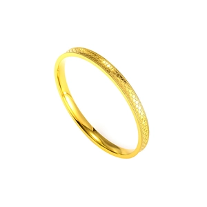 Minimalistisches Armband aus 18 Karat vergoldetem Titanstahl mit Drachenschuppenstruktur