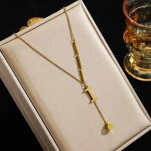 Elegante goldene Titanstahlkette mit Buchstabe-I-Anhänger und kleinem quadratischem Quasten