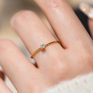 Elegante anello minimalista in oro 18 carati con zircone solitario lucente da donna