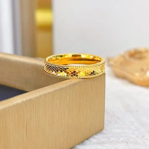Bague en titane plaqué or 18 carats avec texture écailles de poisson et bordure perlée