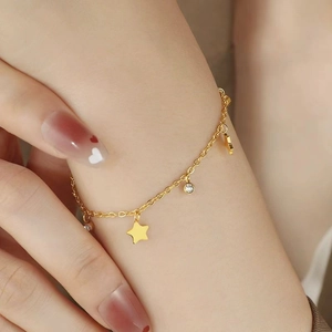 Bracelet minimaliste en or avec étoile et breloque en zircone pour femme en acier inoxydable