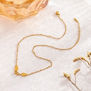 Élégant collier à perles en acier inoxydable doré avec deux pendentifs en forme de poisson