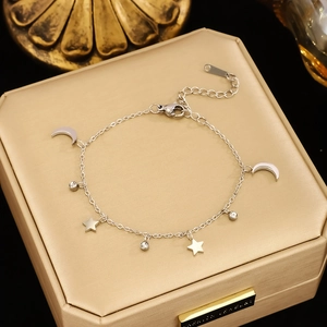 Bracelet élégant en acier titane argenté avec breloques étoile, lune et zircons