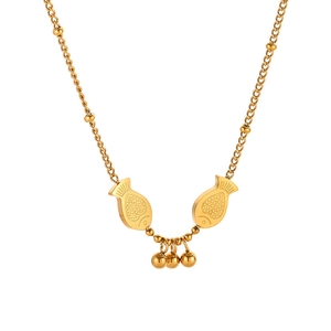 Collier élégant à perles dorées avec pendentifs de poissons et sphères polies