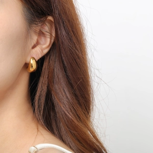 Pendientes de gota en oro pulido para mujer con acabado de espejo metálico minimalista