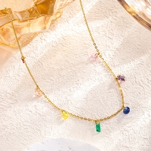 Collar de acero de titanio chapado en oro de 18K con colgantes de circón arcoíris vibrantes