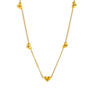 Collana cuore dorata con cinque ciondoli in zircone su una sottile catena a maglie