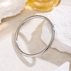 Bracciale rigido minimalista in acciaio inossidabile argento lucido su pietre bianche