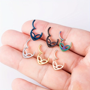 Détail de bijoux de septum tête d'alien en acier inoxydable en six coloris métal