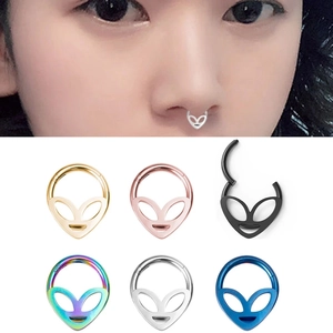 Lot de piercings nez alien en acier inoxydable en six couleurs sur modèle et à plat