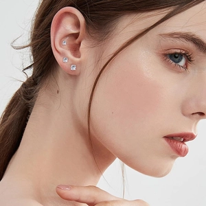 Ensemble de trois paires de boucles d'oreilles carrées en zircone sur l'oreille