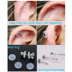 Dettaglio macro di dischi curativi in silicone trasparente per orecchini e body piercing