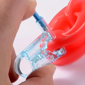 Vista macro dello strumento per piercing usa e getta con ago su orecchio in silicone