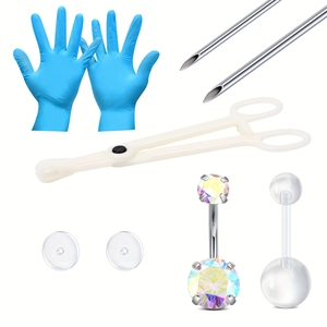 Dettaglio del kit professionale per piercing all'ombelico con strumenti e gioielli