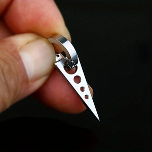 Détail macro de boucles d'oreilles en acier inoxydable avec pendentifs triangle ajourés