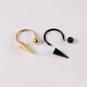 Set di piercing a ferro di cavallo neri e oro con estremità a sfera e a punta