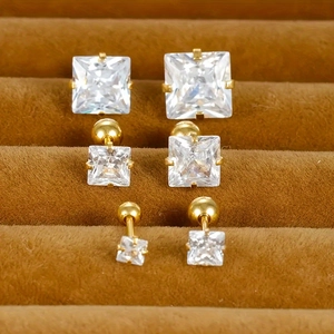 Set mit 3 Paar goldenen Edelstahl-Ohrsteckern mit quadratischem Zirkon in 4-Krallen