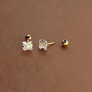 Detailansicht goldener Ohrstecker mit eckigem Zirkonia und sicherem Schraubverschluss