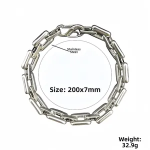 Detail eines 200 mm Edelstahl-Gliederarmbands mit 7 mm Breite und Karabinerverschluss