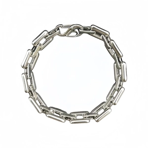 Nahaufnahme des polierten silbernen Rechteck-Gliederkettenarmbands mit großem Karabiner