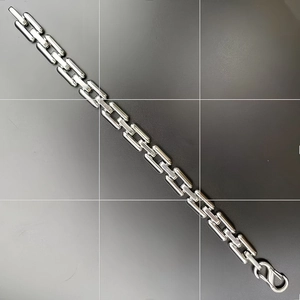 Moderne Gliederkette aus silbernem Titanstahl mit minimalistischem geometrischem Verschluss
