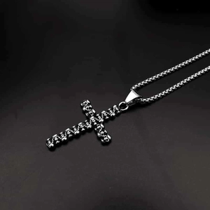 Collier avec pendentif croix crâne gothique en acier inoxydable et chaîne à billes punk