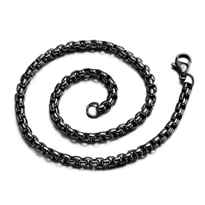 Dettaglio macro della collana a catena veneziana in acciaio inossidabile grigio canna fucile