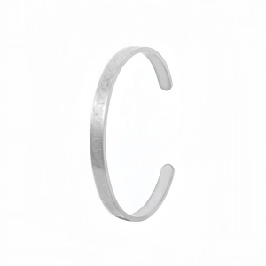Dettaglio del bracciale rigido a C in acciaio inossidabile argento con finitura opaca