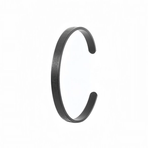 Bracciale a fascia a C in acciaio inossidabile nero opaco con sottili motivi incisi