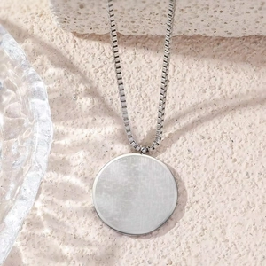 Ronde roestvrijstalen hanger met Ayatul Kursi-gravure aan een stijlvolle boxketting