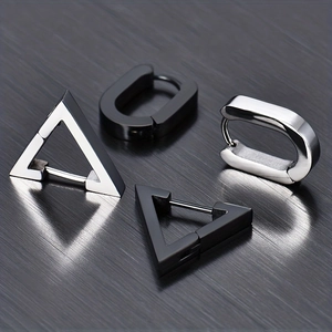 Vue macro de clous d'oreilles géométriques en acier inoxydable en noir et argent