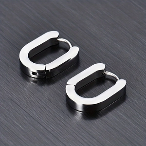 Détail de boucles d'oreilles en acier inoxydable argenté en forme de U poli brillant