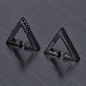 Gros plan de boucles d'oreilles créoles triangle en acier inoxydable noir mat