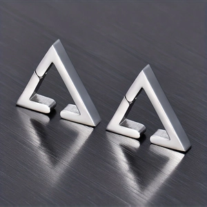 Vue détaillée des boucles d'oreilles triangulaires en acier argenté au design évidé