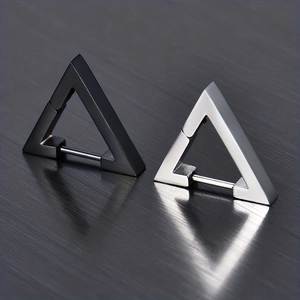 Détail des boucles d'oreilles triangulaires en acier inoxydable noir et argenté