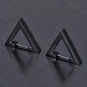 Gros plan de boucles d'oreilles triangulaires en acier inoxydable noir mat avec charnière