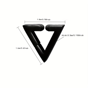 Détail de la boucle d'oreille géométrique en V noir mat avec dimensions précises