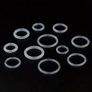Set di piercing trasparenti in acrilico di varie dimensioni su fondo nero riflettente