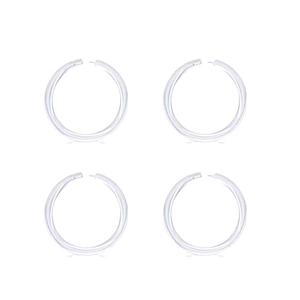 Set di quattro orecchini a cerchio in argento minimalisti dal design classico su fondo bianco