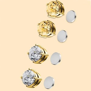 Détail d'un lot de 4 boucles d'oreilles magnétiques avec zircons cubiques clairs et champagne
