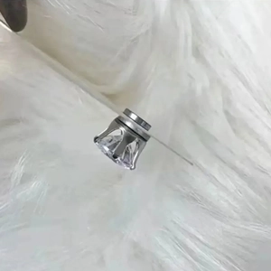 Vue rapprochée d'un faux piercing magnétique avec cristal de zircone transparent poli