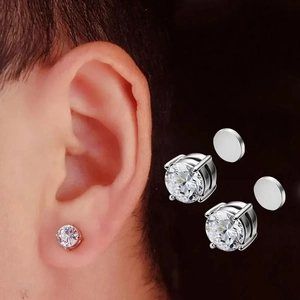 Gros plan sur des boucles d'oreilles magnétiques avec zircone ronde et dos en acier