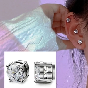 Détail de la boucle d'oreille magnétique argentée avec zircon rond et vue sur le mannequin