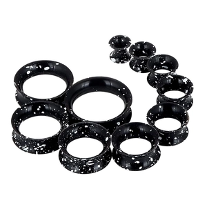Schwarzes Acryl-Ohr-Expander-Set mit weißem Spritzmuster in verschiedenen Größen für Dehnung