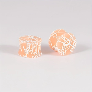 Detailweergave van double flared tunnels met oranje en witte marmeren textuur