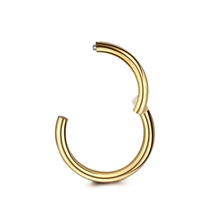 Primer plano de un anillo clicker abierto de acero inoxidable dorado con acabado pulido