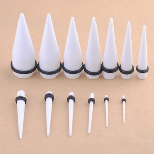 Set mit dreizehn weißen Acryl-Ohrdehnbildern in verschiedenen Größen mit O-Ringen