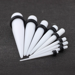 Detailliertes Set aus 9 weißen Acryl-Dehnstäben in verschiedenen Größen mit schwarzen O-Ringen